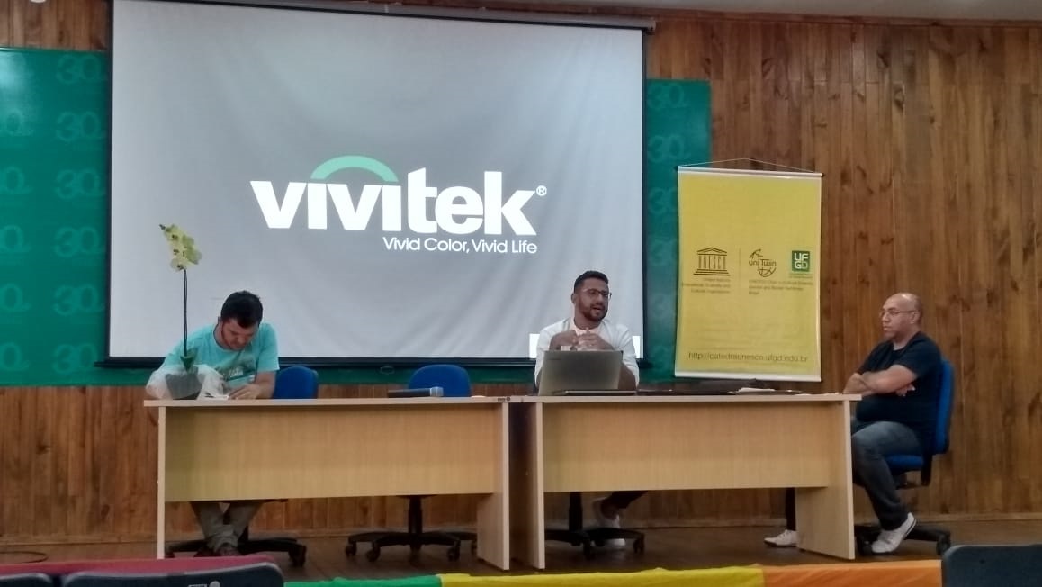 Andrey Monteiro Borges apresentando o trabalho “Masculinidade(s) e feminilidade(s) no esporte: produções de identidades a partir da categoria de base no voleibol em Campo Grande – MS”, durante atividade do IV Simpósio de Gênero e Sexualidade – Gêneros, Sexualidades e Conservadorismos: a Política dos Corpos, os Sujeitos e a Disputa pela Hegemonia dos Sentidos Culturais, em maio de 2019 na UFMS.