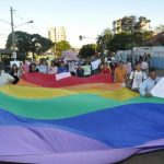 Manifestantes com bandeira do movimento LGBTs, faixas e cartazes (Foto: Fabiano Arruda/G1 MS)