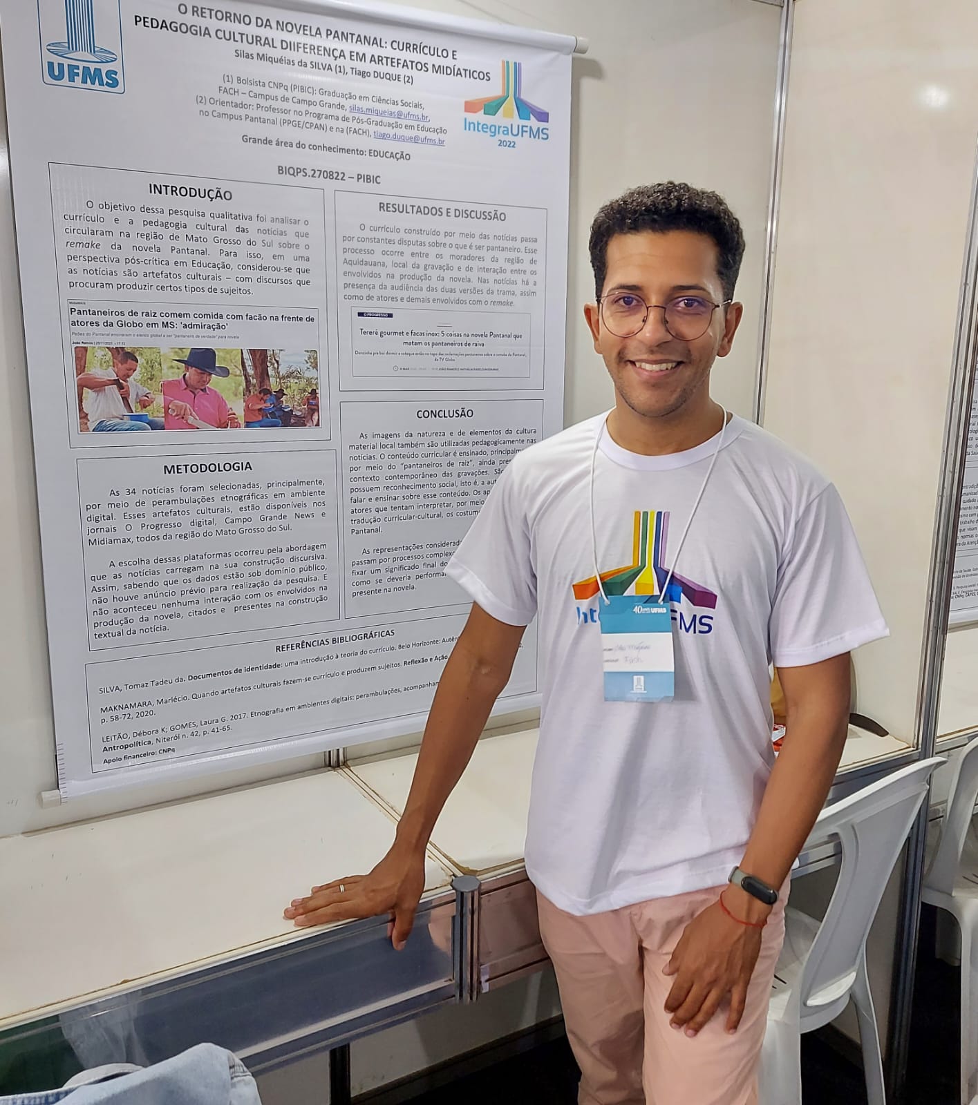 Acadêmico Silas Miqueias da Silva (Bacharelado em Ciências Sociais/FACH) apresentando o trabalho de iniciação científica “O retorno da novela Pantanal: currículo e pedagogia cultural da diferença em artefatos midiáticos” (PIBIC/UFMS/CNPq) durante atividade do INTEGRA UFMS 2022. Orientador: Prof. Dr. Tiago Duque