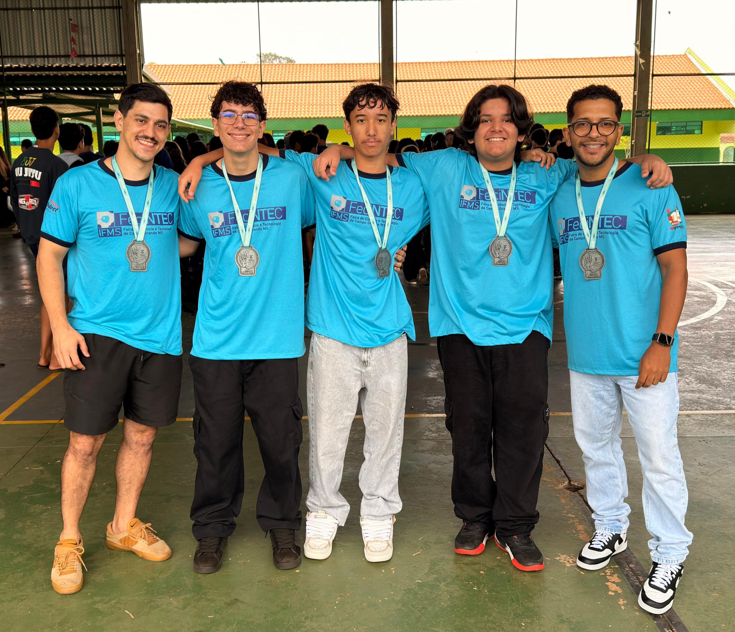 Estudantes João Pedro Loubet da Silva, Breno Winckler Silveira e Arthur Teixeira Vieira das Graças e o professor Silas Miquéias da Silva. 